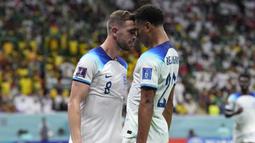 Terjadi selebrasi unik usai Jordan Henderson mencetak gol pertama Timnas Inggris tersebut. Bersama Jude Bellingham sang pemberi assist, keduanya saling beradu kepala dan bertatapan mata cukup intens sebelum akhirnya berpelukan. Entah ada isyarat apa di balik selebrasi keduanya, yang bisa jadi sebagai kode dari Jordan Henderson untuk mengajak sang junior yang kini memperkuat Borussia Dortmund segera berlabuh ke Liverpool. (AP/Hassan Ammar)
