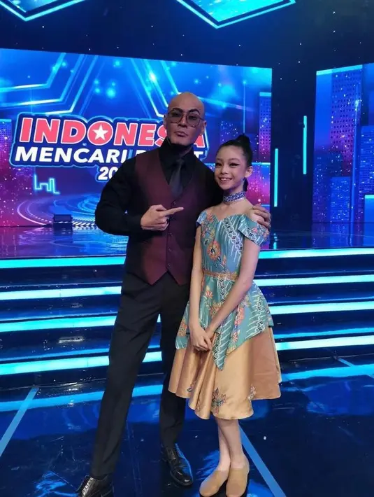 Mengetahui hal tersebut, Deddy Corbuzier yang kala itu menjadi juri langsung tergerak untuk membantu biaya sekolah Nada, bahkan mengangkatnya sebagai anak (Instagram/nada_tarina_putri).