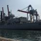 NI Angkatan Laut Indonesia menyambut kehadiran HMS Richmond milik Inggris di Pelabuhan Tanjung Priok Jakarta Utara pada Jumat (8/10/2021) (Liputan6.com/Teddy Tri Setio Berty)