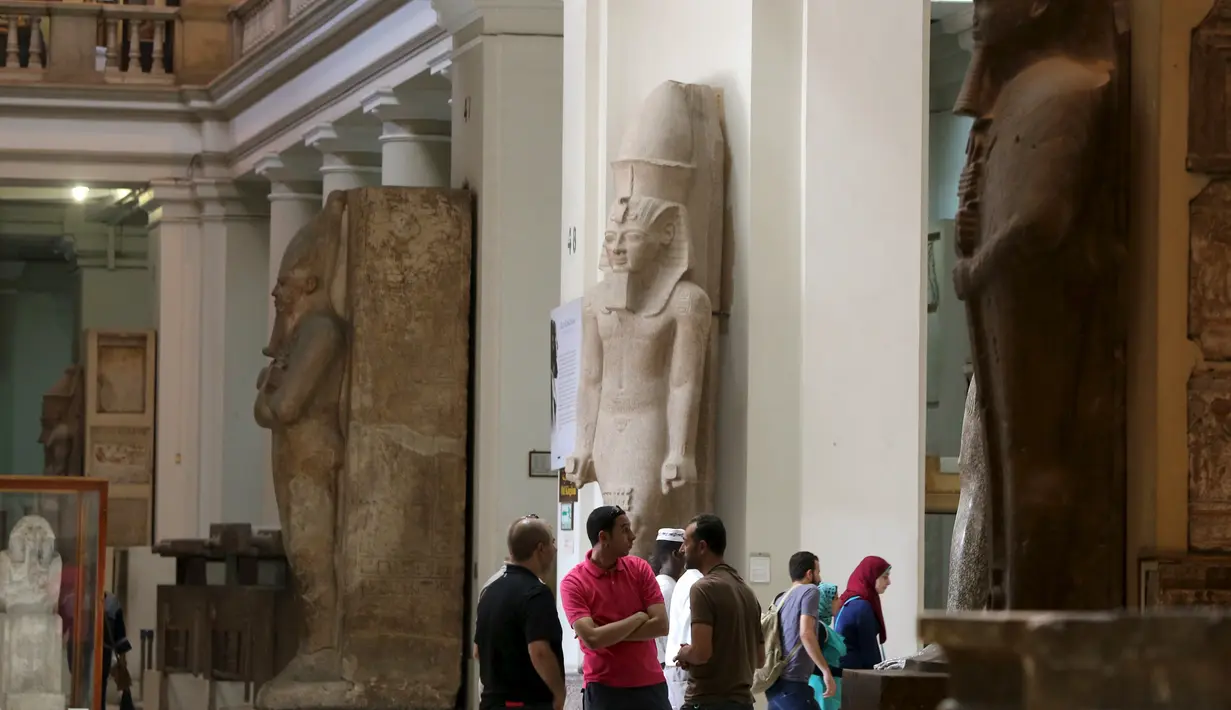 Sejumlah wisatawan saat melihat peniggalan jaman mesir kuno yang ada di museum Mesir, Kairo, Selasa (20/10/2015). Museum ini adalah rumah bagi koleksi antik bangsa Mesir kuno dan memiliki 120.000 koleksi. (REUTERS/Mohamed Abd El Ghany)