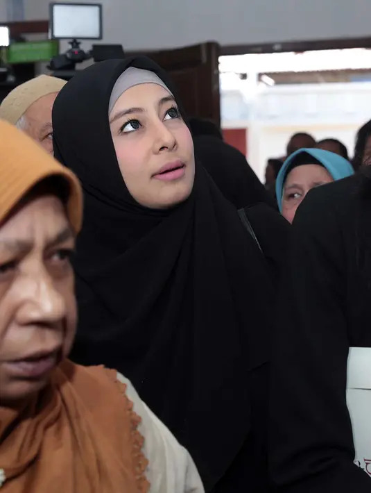 Seperti diketahui, Putri Aisyah Aminah istri Ustaz Ahmad Alhabsyi menggugat cerai suaminya yang telah memberikan tiga orang anak. Gugatan diajukan pada 31 Januari 2017 di PA Jakarta Timur. (Deki Prayoga/Bintang.com)