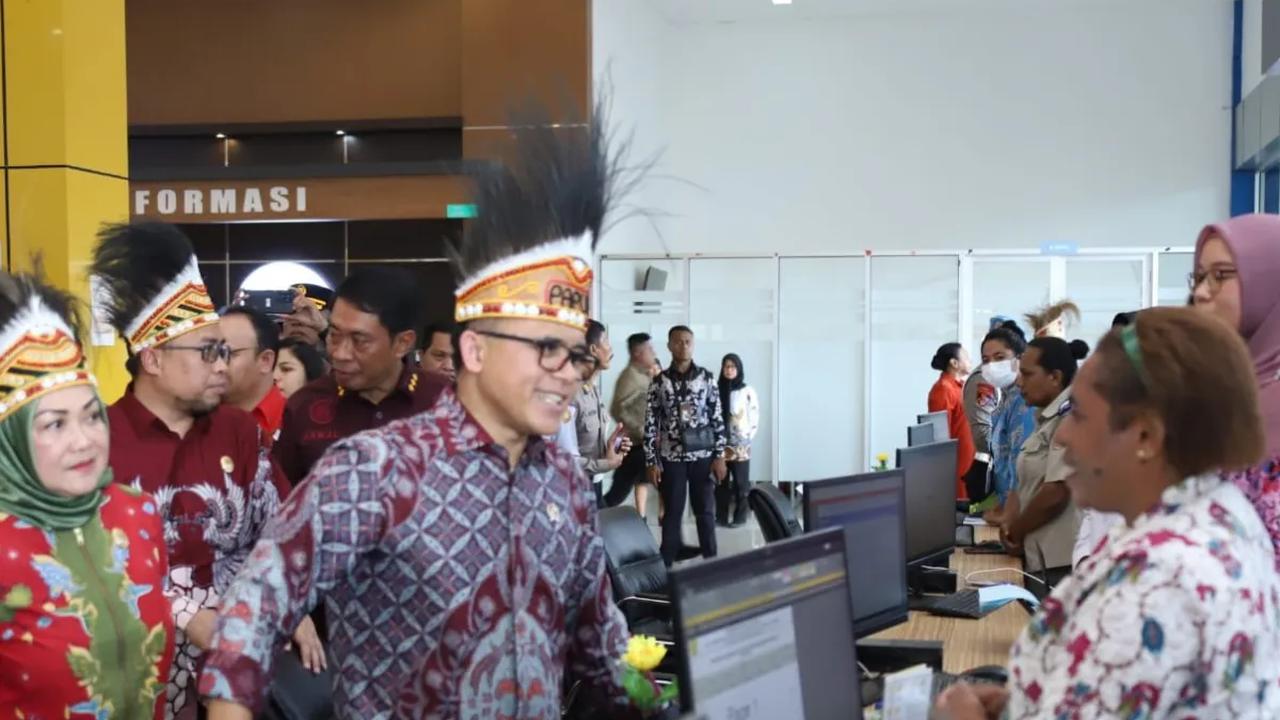 Anas menjelaskan, UU ASN menjadi tonggak penting dalam mewujudkan birokrasi berkelas dunia. Penerapan aturan ini akan dijalankan bersama Kementerian PAN-RB dengan para instansi paguyuban.<br>