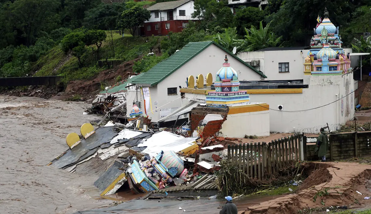 Kuil Hindu Wisnu rusak parah akibat banjir di Sungai Mhlathuzana, Chatsworth, luar Durban, Afrika Selatan, 12 April 2022. Hujan berkepanjangan dan banjir di Provinsi KwaZulu-Natal Afrika Selatan telah merenggut puluhan nyawa, menurut pejabat setempat. (AP Photo)