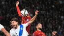 Bek timnas Spanyol Aymeric Laporte (atas) menyundul bola pada laga Kualifikasi Piala Dunia 2022 zona Eropa Grup B melawan Yunani di Olympic stadium, Jumat (12/11/2021) dini hari WIB. Spanyol menaklukkan tuan rumah Yunani dengan skor 1-0. (ARIS MESSINIS/AFP)