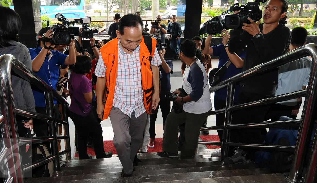Mantan Walikota Cimahi M Itoc Tochija tertunduk saat akan menjalani pemeriksaan lanjutan di Gedung KPK, Jakarta, Senin (30/1). Itoc Tochijah diduga menerima suap dari pengusaha TDB dan HSG pada 1 Desember 2016 lalu. (Liputan6.com/Helmi Fithriansyah)