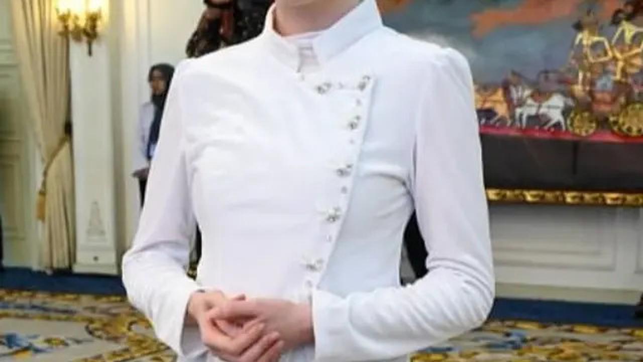 6 Outfit Ibu Pejabat ala Arumi Bachsin yang Penuh Wibawa, dari Batik Kekinian hingga Kebaya Elegan
