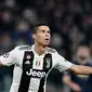 Gelandang Juventus, Cristiano Ronaldo, merayakan gol yang dicetaknya ke gawang Manchester United pada laga Liga Champions di Stadion Allianz, Turin, Rabu (7/11). Juventus kalah 1-2 dari MU. (AFP/Marco Bertorello)