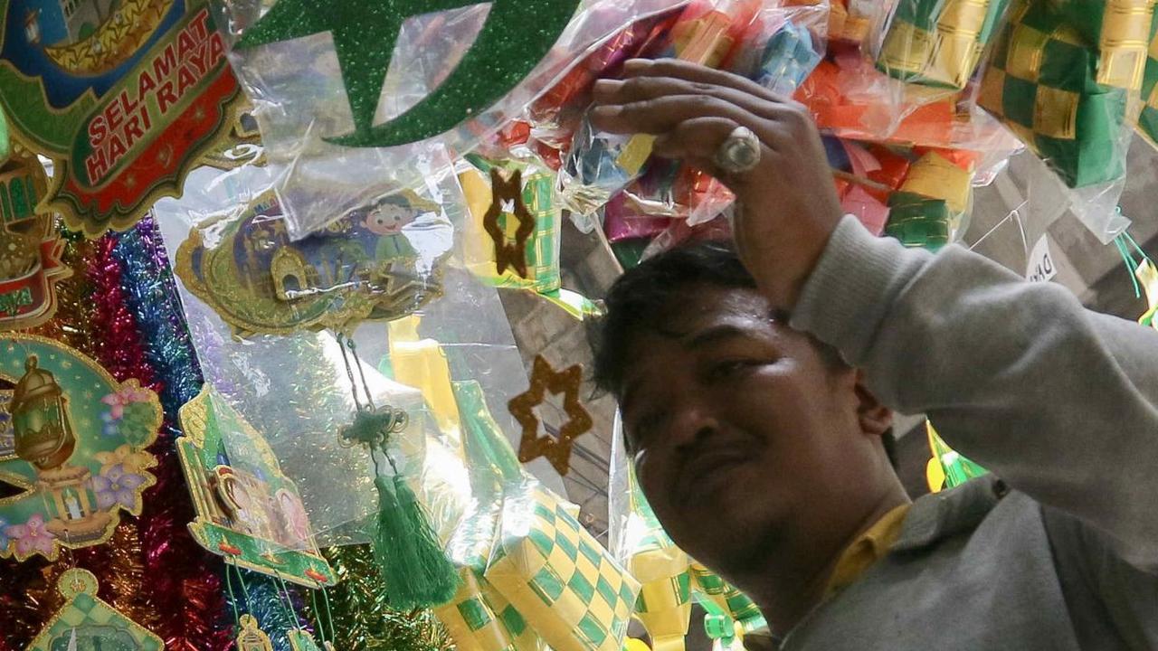 Ragam jenis ornamen bernuansa Islami diminati warga. Liputan6.com/Herman Zakharia