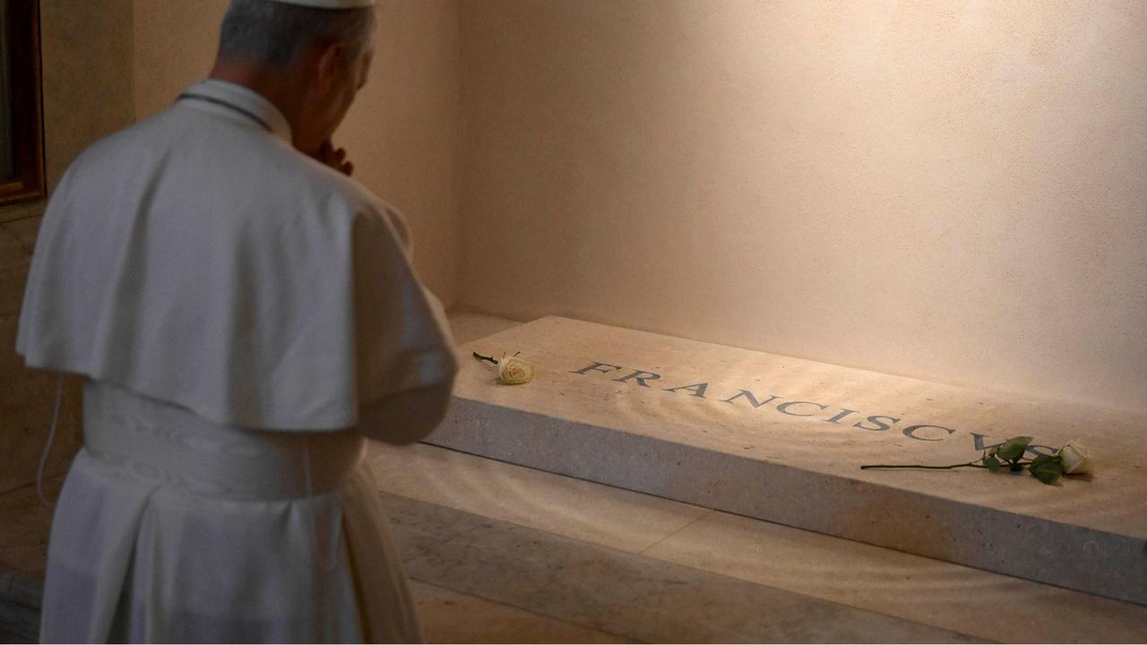 FOTO: Momen Paus Leo XIV Berdoa di depan Makam Paus Fransiskus