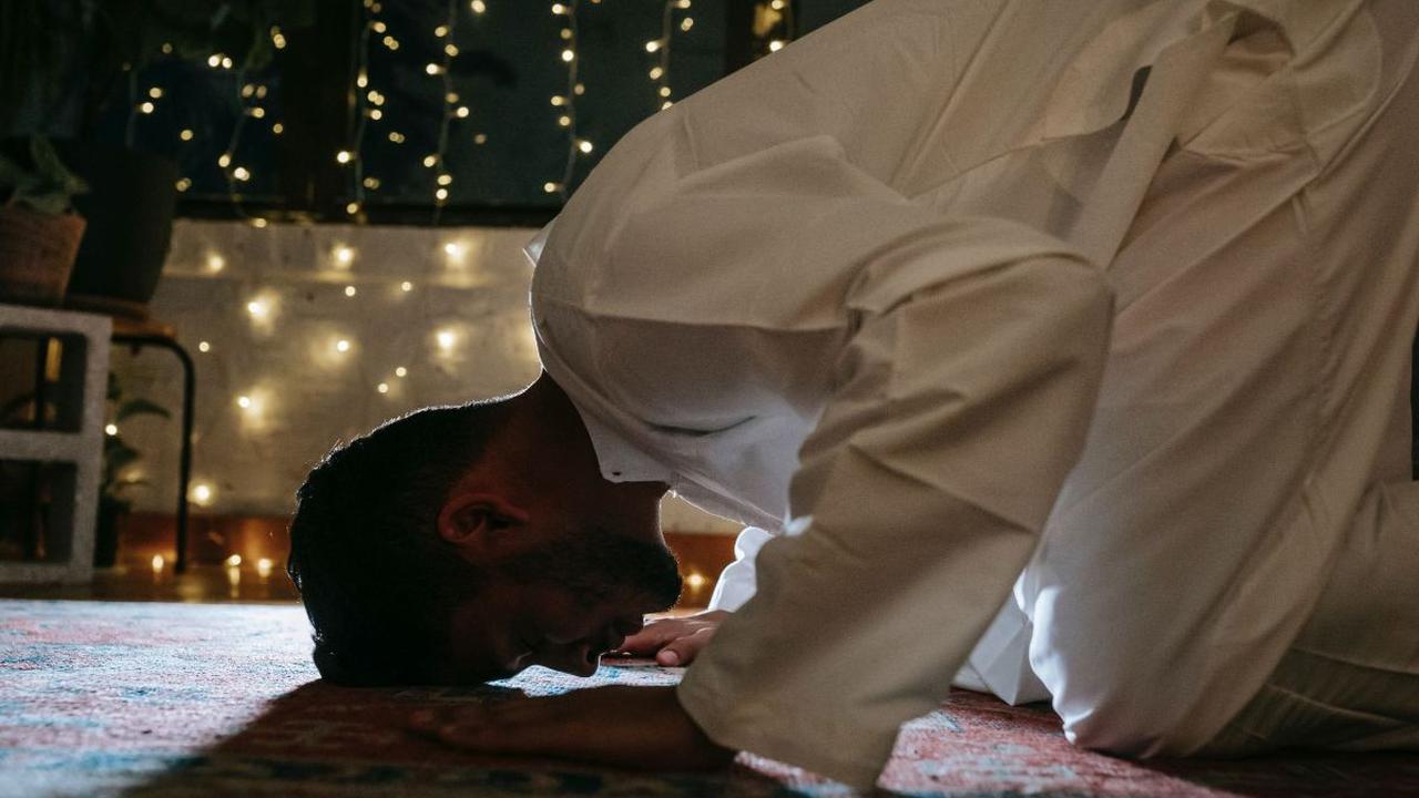 Al-Fatihah 

“Bismillahir rahmaa nirrahiim. alhamdu lilla hi rabbil 'alamin. ar rahmaanirrahiim. maaliki yaumiddiin. iyyaaka na'budu wa iyyaaka nasta'iin. ihdinash shirraatal musthaqiim. shiraathal ladziina an'amta 'alaihim ghairil maghduubi 'alaihim 