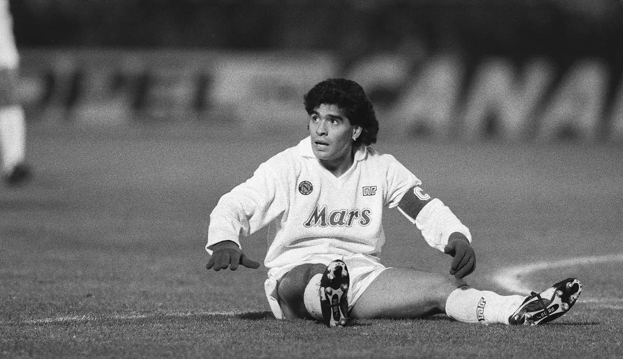 Diego Maradona. Dengan segala kehebatannya, terutama saat mengalahkan Inggris pada Piala Dunia 1986, semua orang pasti setuju ia berhak mendapatkannya. Namun karena aturan, menjadi mustahil baginya meski ia bermain di Eropa bersama Barcelona dan Napoli. (AFP Photo)