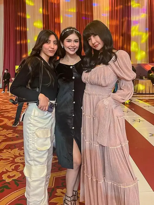 Pada acara ini, keduanya tampil kompak mengenakan gaun bernuansa pink.