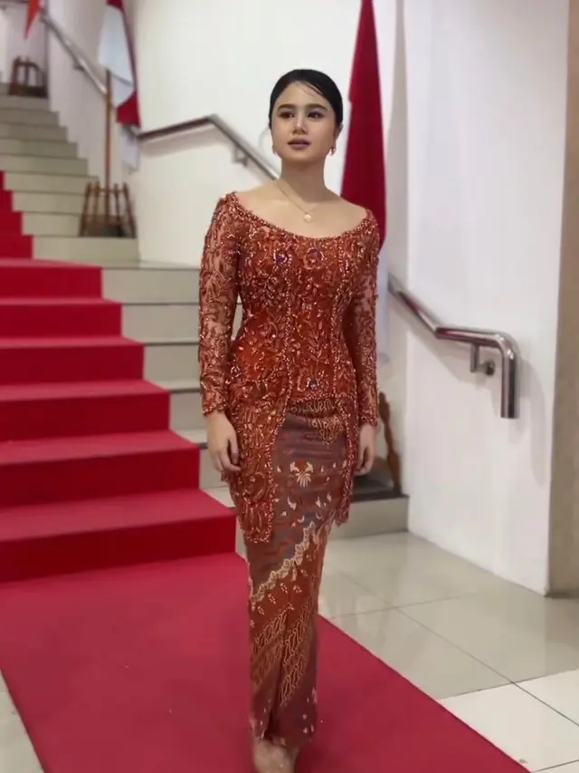 Potret Tissa Biani Tampil Anggun dalam Balutan Kebaya Merah di Anugerah Kartini Musik & Film Indonesia 2025