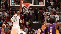 Pemain Miami Heat, Hassan Whiteside, mencetak 23 poin dan 13 rebound saat timnya menang 115-107 atas LA Lakers, Kamis (22/12/2016). (NBA)