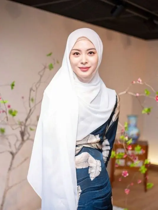 Hijab berwarna putih bersih ini membuatnya terlihat semakin cantik dan menawan, cocok dengan penampilannya. Semenjak menjadi mualaf, gaya hijab wanita asal Korea Selatan ini menginspirasi hijabers Tanah Air. (Instagram/@xolovelyayana)