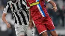 Pemain depan Juventus, Gonzalo Higuain berebut bola dengan bek SPAL, Felipe Dal Bello Felipe pada lanjutan Serie A Italia di Allianz Stadium, Kamis (26/10). Juventus menang besar saat menjamu SPAL dengan skor 4-1. (MIGUEL MEDINA/AFP)