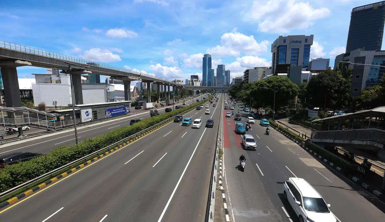 Penurunan volume arus lalu lintas terlihat jelas jika dibandingkan hari kerja normal. Tampak dalam foto, suasana ruas jalan Jenderal Gatot Subroto, Jakarta, saat pemberlakukan kebijakan Work From Home (WFH) untuk Aparatur Sipil Negara (ASN), Jumat (10/4/2026). (Kapanlagi.com/Budy Santoso)