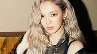 Dilansir dari Koreaboo, Hyoyeon mengaku masih canggung ketika berhadapan dengan leader idol grup SNSD tersebut. (Allkpop)