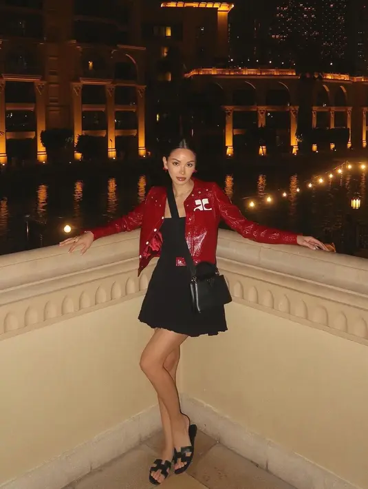 Netter terkesima dengan Alyssa yang makin cantik dan memesona. Gayanya tampak makin anggun. [Instagram.com/alyssadaguise]