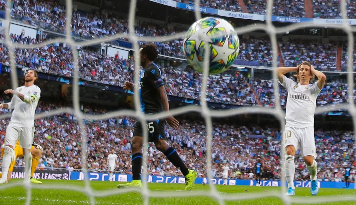 Ekspresi pemain Real Madrid Luka Modric (kanan) dan Sergio Ramos (kiri) setelah pemain Club Brugge Emmanuel Dennis mencetak gol ke gawang mereka pada laga Liga Champions di Stadion Santiago Bernabeu, Madrid, Spanyol, Selasa (1/10/2019). Pertandingan berakhir 2-2. (AP Photo/Manu Fernandez)