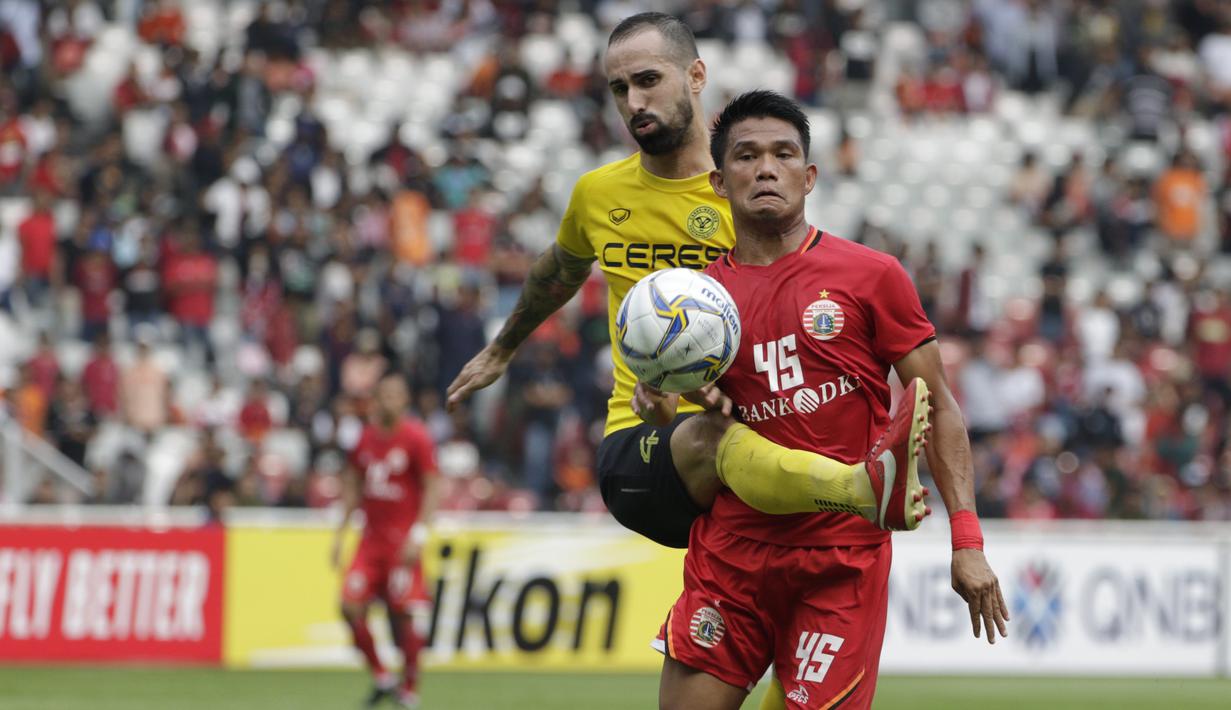 Gelandang Persija Jakarta, Sandi Sute, berebut bola dengan Ceres-Negros, Manuel Herrera, pada laga Piala AFC di SUGBK, Jakarta, Selasa (23/4). Persija takluk 2-3 dari Ceres-Negros. (Bola.com/Vitalis Yogi Trisna)