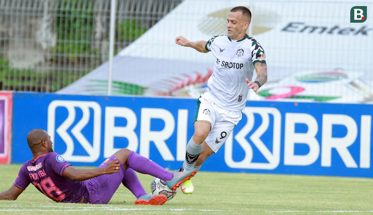 Menjelang babak pertama usai, tepatnya di menit ke-44, Persikabo 1973 berhasil menyamakan skor 1-1 melalui Aleksandar Rakic. Ia berhasil memanfaatkan bola rebound hasil tendangan Ciro Alves yang gagal dihalau sempurna kiper Persik, Adi Satrio. (Bola.com/Nandang Permana)