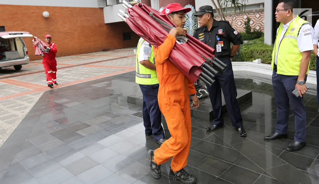 Petugas Airport Rescue & Fire Fighting Officer membawa tandu lipat di Gedung VIP Terminal 1B, Bandara Internasional Soekarno-Hatta, Tangerang, Senin (29/10). Pesawat Lion Air JT 610 dilaporkan hilang sekitar pukul 06.00 WIB. (Liputan6.com/Fery Pradolo)