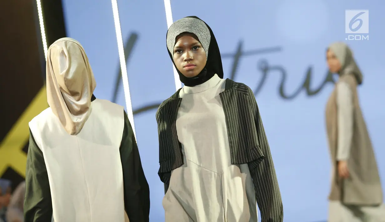 Model berjalan di atas catwalk mengenakan busana L.tru X Fenita Arie dalam ajang Jakarta Modest  Fashion Week, di Gandaria City, Jakarta, Jumat, (27/7). (Kapanlagi.com/Agus Apriyanto)