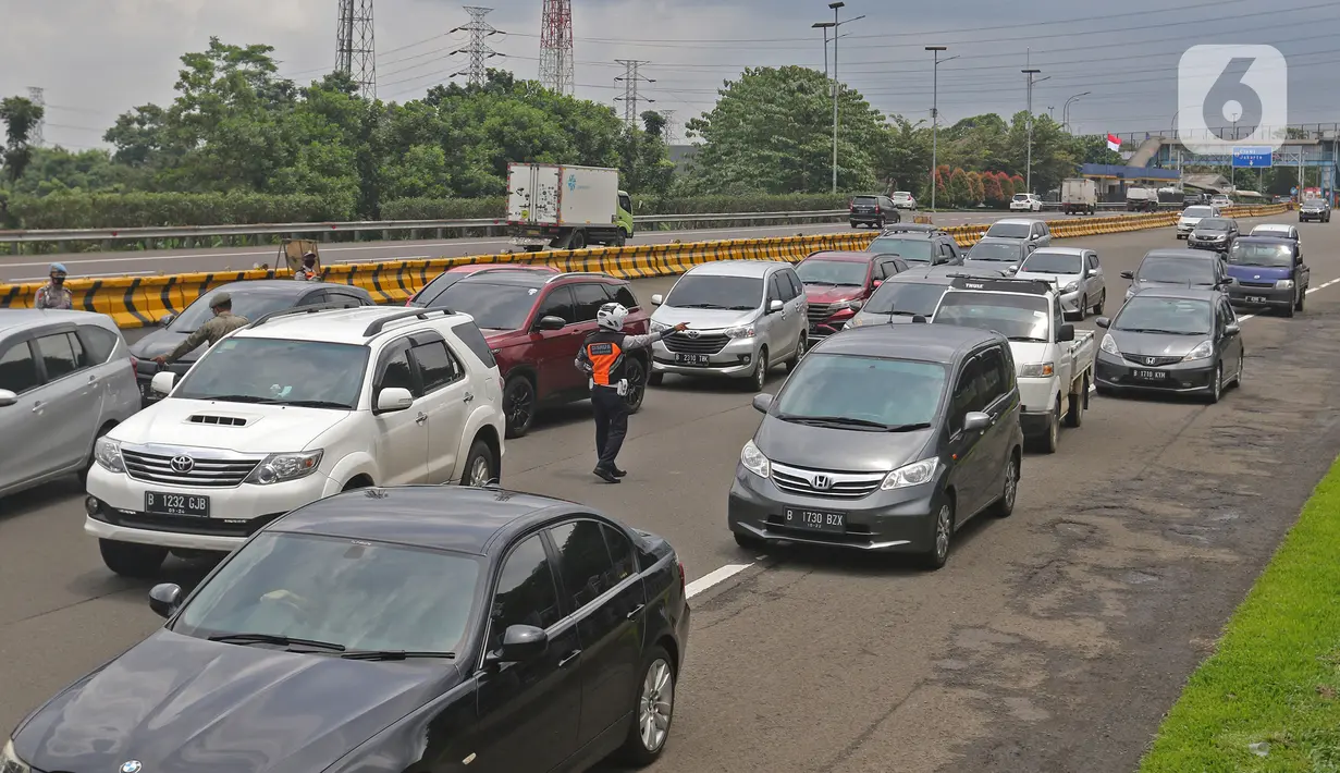 Antrean kendaraan roda empat saat pemberlakuan aturan ganjil-genap di pos sekat Gerbang Tol Bogor, Kota Bogor, Sabtu (6/2/2021). Aturan ganjil-genap di setiap akhir pekan di Kota Bogor itu untuk mengurangi mobilitas warga di tengah meningkatnya kasus positif COVID-19. (Liputan6.com/Herman Zakharia)