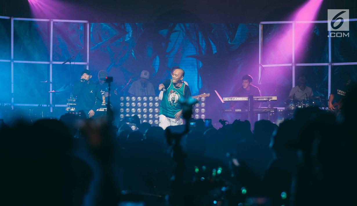 Suasana konser Batman Kasarung yang digelar oleh Rapper Iwa K di The Pallas, SCBD, Jakarta, Selasa (4/4). Konser tersebut digelar untuk merayakan 25 tahun Iwa K berkarier di industri musik Indonesia. (Liputan6.com/Faizal Fanani)