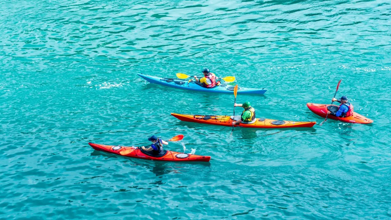 Ilustrasi kayaking