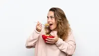 Ilustrasi Mengonsumsi Makanan Credit: pexels.com/Irene