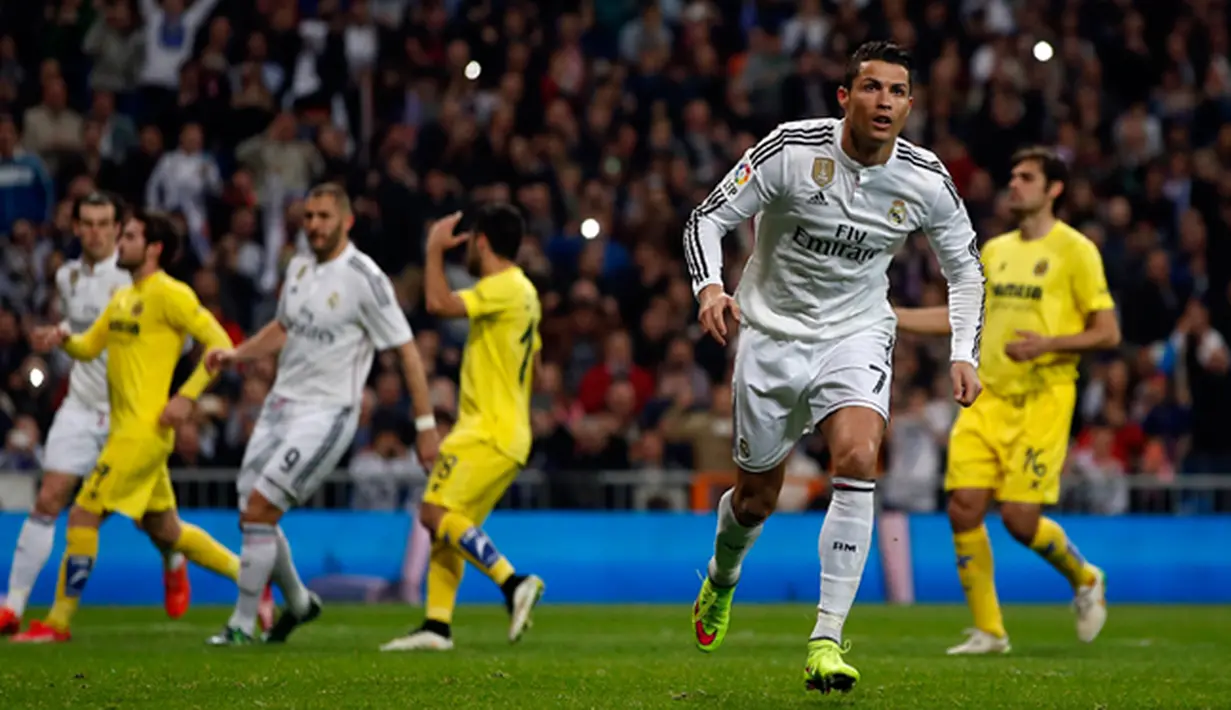 Penyerang Real Madrid, Cristiano Ronaldo (depan) merayakan golnya ke gawang Villarreal pada laga Liga Spanyol di Santiago Bernabeu, Spanyol, (1/3/2015). Real Madrid bermain imbang dengan Villareal (1-1).  (Reuters/Susana Vera)