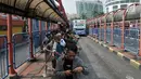 Antrean penumpang saat menunggu transit bus Transjakarta di Jalur 2 Terminal Blok M, Jakarta, Minggu (1/7). Selain itu, penumpang yang ingin transit harus berjalan melintasi jalur bus sehingga dapat membahayakan diri. (Merdeka.com/Iqbal S. Nugroho)