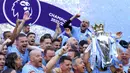 Skuad Manchester City melakukan selebrasi saat perayaan juara Liga Inggris di Stadion Etihad, Manchester, Minggu, (21/5/2023). Keberhasilan tersebut membawa pasukan Pep Guardiola mengukir hattrick juara Liga Inggris untuk pertama kalinya dalam sejarah klub. (AP Photo/Jon Super)