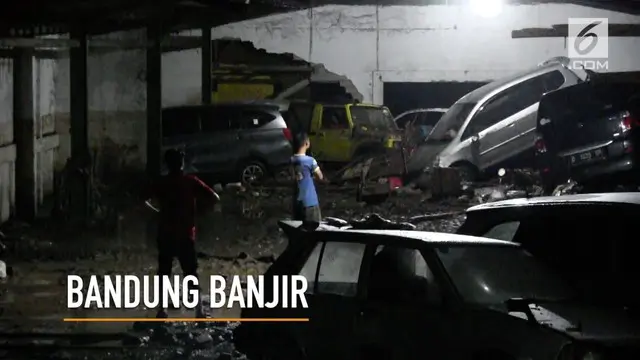 Usai banjir bandang yang melanda kawasan Cicaheum Kota Bandung, menyisakan lumpur dan sampah serta sejumlah barang warga.