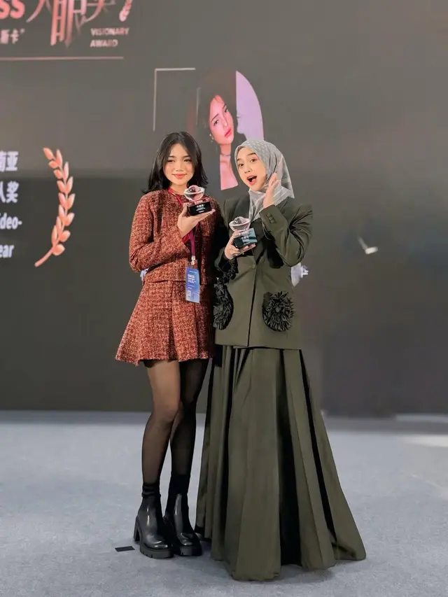 Adu Gaya Formal Fuji Utami dan Ria Ricis Jadi Pembicara di China, Padukan Setelan Blazer dan Rok