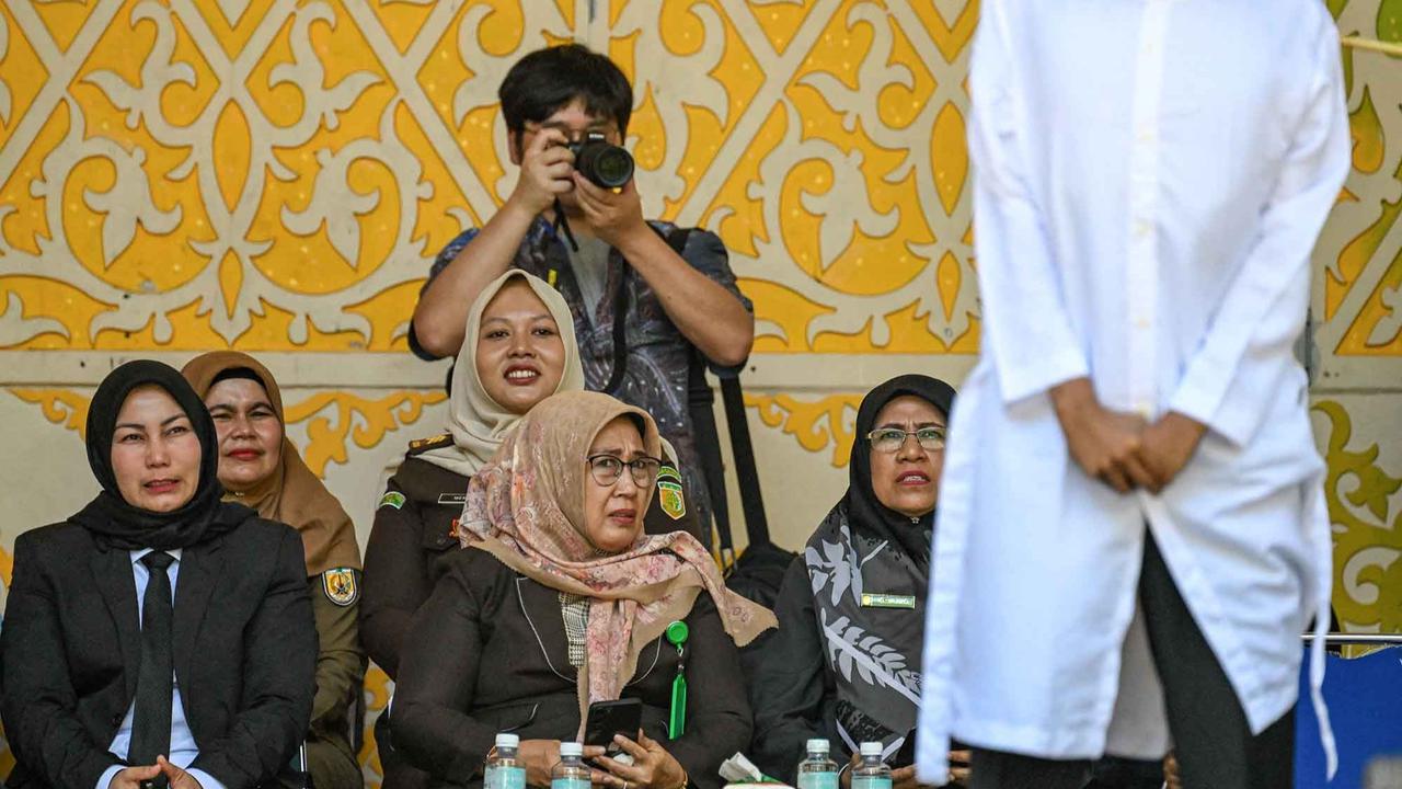 FOTO: 10 Terpidana Dicambuk di Banda Aceh, Termasuk Pasangan Sesama Jenis