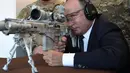 Presiden Rusia, Vladimir Putin menguji coba senapan sniper Chukavin (SVC-380) saat mengunjungi pameran Kalashnikov Concern di Patriot Park, luar Moskow, Rabu (19/9). Kalashnikov merupakan produsen senjata terkenal di dunia. (Alexey NIKOLSKY/SPUTNIK/AFP)