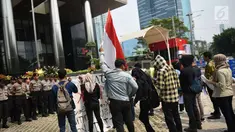 Mahasiswa yang tergabung dalam Jamak melakukan aksi unjuk rasa di KPK Jakarta, Rabu (3/10). Dalam aksinya Mereka menunut KPK segera memeriksa petinggi JICT-Koja dalam kerugian negara. (Liputan6.com/Angga Yuniar)