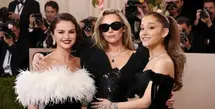 Reuni manis terjadi di karpet merah Golden Globe Awards 2026 saat Selena Gomez dan Miley Cyrus tampil berdampingan dengan aura bintang yang sama-sama kuat. [Dok/mileyssavage].