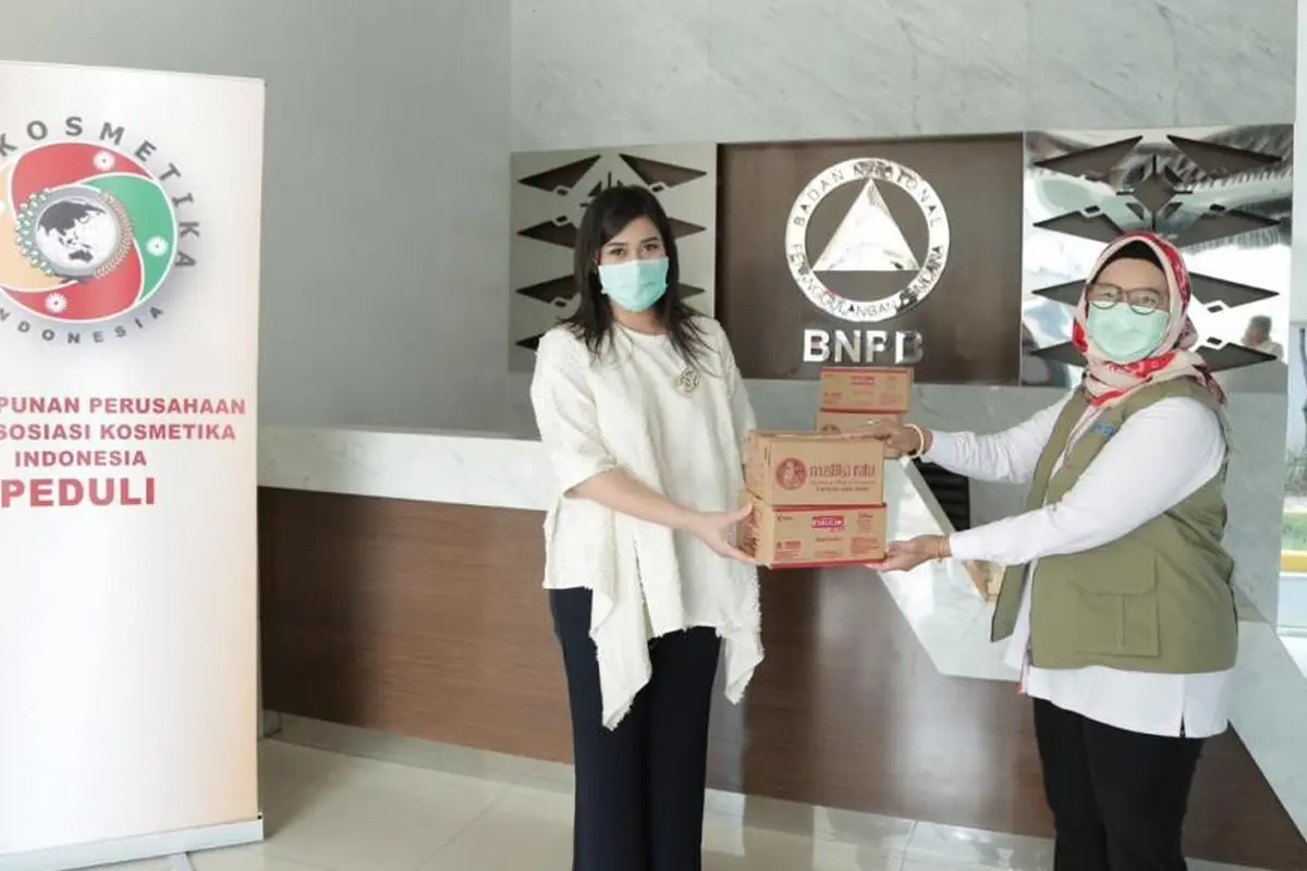Ketua Harian PPA Kosmetika Indonesia, Kusuma Anjani menyerahkan bantuan  kepada Deputi Bidang Logistik dan Peralatan BNPB, Dra. Prasinta Dewi, M.A.P