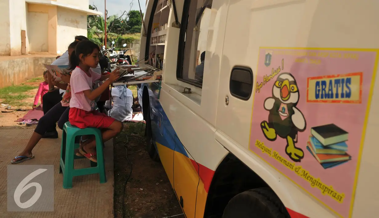 Sejumlah anak membaca buku di mobil perpustakaan keliling di halaman Rusun Cipinang Besar Selatan, Jakarta, Rabu (27/4). Keberadaan perpustakaan keliling tersebut diharapkan dapat menumbuhkan minat baca usia dini. (Liputan6.com/Gempur M Surya)