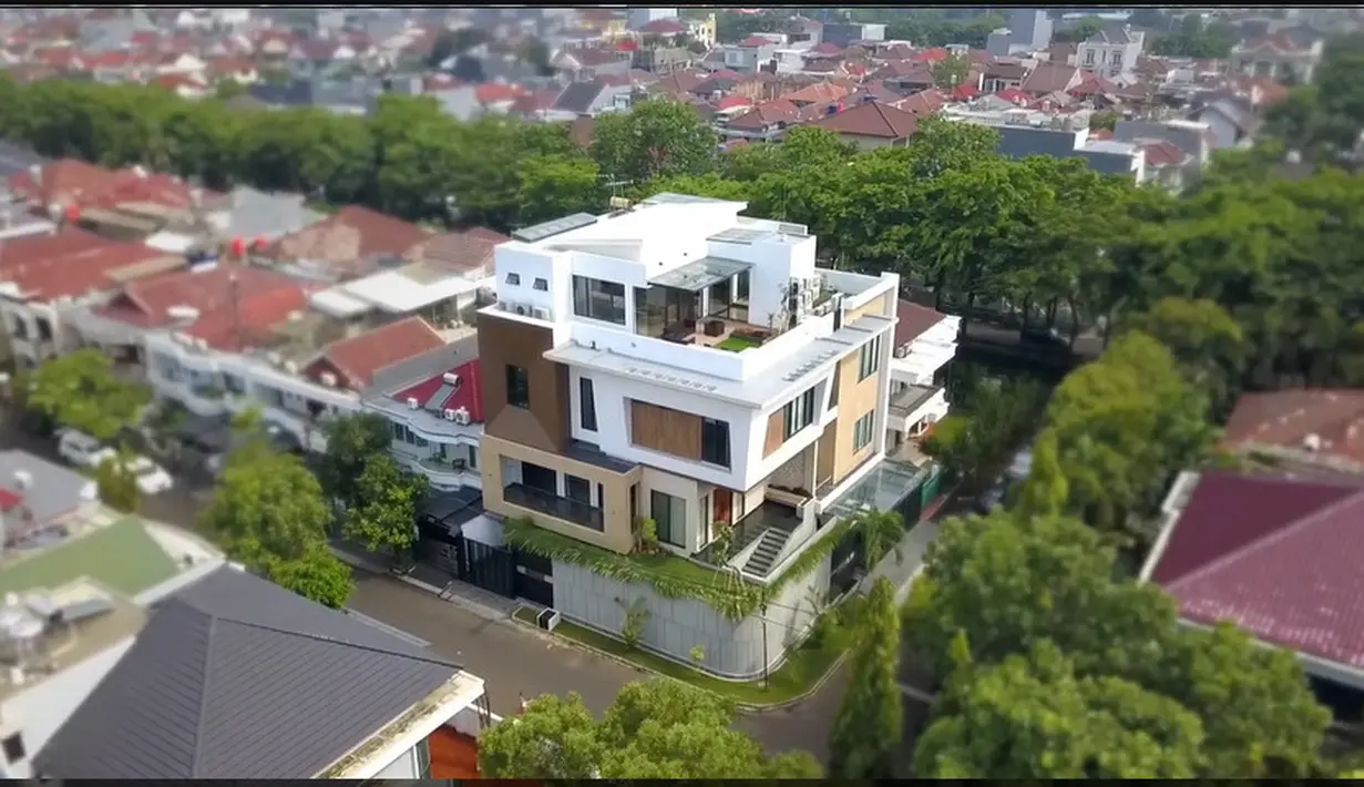 Potret rumah pemilik nama Lucia Francisca Susy Susanti Haditono dari atas. Tampak rumah pasangan mantan atlet bulu tangkis itu tampak megah dan mewah. Rumah pasangan yang menikah pada 1997 itu dominasi warna putih. [Youtube/DMC Architect &Interior Studio]