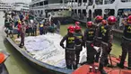 Petugas pemadam kebakaran mengumpulkan jenazah korban kecelakaan kapal feri di Sungai Buriganga, Dhaka, Bangladesh, Senin (29/6/2020). Sebanyak 32 orang tewas dan banyak lainnya masih dinyatakan hilang dalam insiden kapal feri tenggelam di Bangladesh. (AP Photo/Al-emrun Garjon)