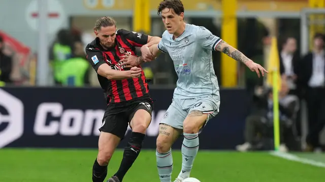 Pemain AC Milan Adrien Rabiot (kiri) dan pemain Udinese Nicolo Zaniolo