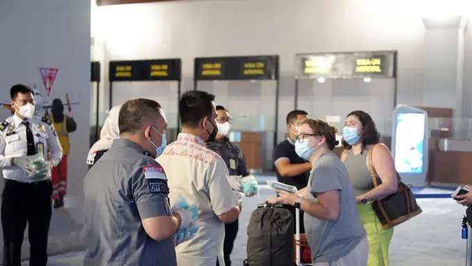 Sosialisasi Gerakan 5 M di Bandara Soetta