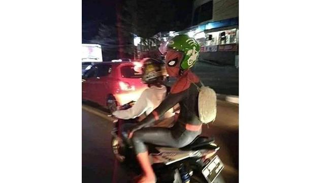 6 Potret Cosplay di Tempat Umum Ini Bikin Tepuk Jidat