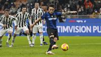 Namun sayang Keunggulan Juventus tak bertahan lama. 10 menit berselang, Lautaro Martinez membawa Inter Milan menyamakan kedudukan lewat eksekusi penalti. (AP/Luca Bruno)