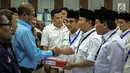 Ketum Partai Gerindra Prabowo Subianto bersalaman dengan anggota Komisioner KPU, Hasyim Ashari saat menyerahkan berkas pendaftaran peserta Pemilihan Umum Tahun 2019 di Kantor KPU, Jakarta, Sabtu (14/10). (Liputan6.com/Faizal Fanani)